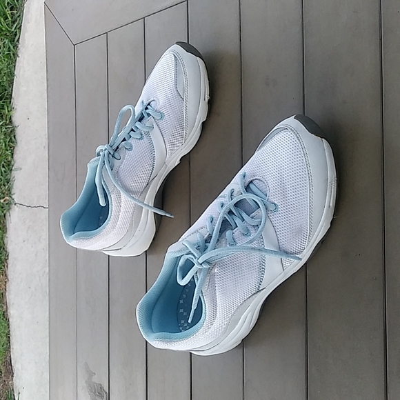 VIONIC Kona Sneakers - Picture 9 of 12